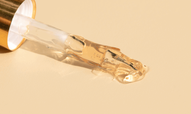 Der Winter 2025/26 stellt die Haut und damit auch die kosmetische Formulierungsarbeit erneut vor große Herausforderungen. Niedrige Temperaturen, Wind und trockene Heizungsluft beeinträchtigen die natürliche Schutzbarriere, reduzieren die Talgproduktion und führen zu Feuchtigkeitsverlust. Das Resultat sind Spannungsgefühle, Trockenheit und ein erhöhter Pflegebedarf.