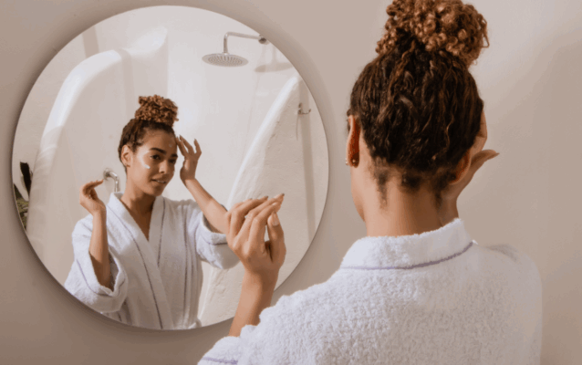 Frau vor dem Spiegel bei der Hautpflege, visuelle Darstellung schneller Hautpflege Ergebnisse und langfristiger Hautveränderungen.