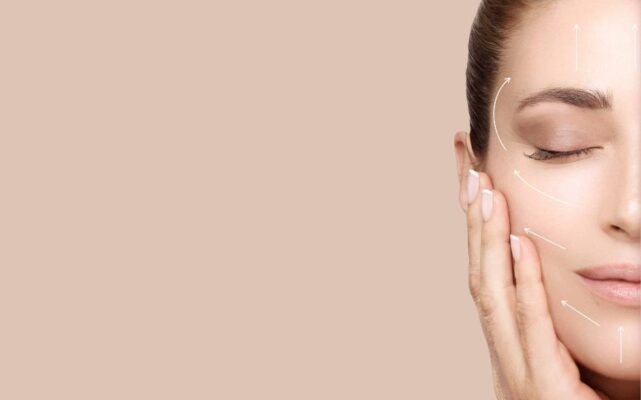 Nahaufnahme eines weiblichen Gesichts mit geschlossenen Augen, die Hand an der Wange; weiße Pfeile markieren die Spannungsrichtungen der Haut.