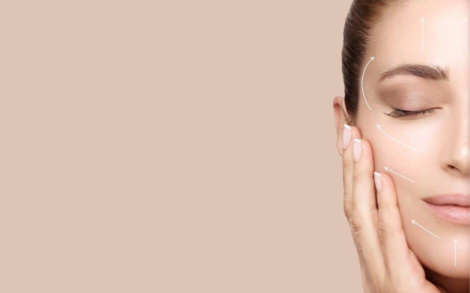 Nahaufnahme eines weiblichen Gesichts mit geschlossenen Augen, die Hand an der Wange; weiße Pfeile markieren die Spannungsrichtungen der Haut.