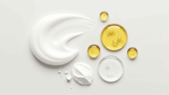 Abstrakte Darstellung einer Kosmetik Formulierung mit Creme-Textur, Öltröpfchen und Pulverbestandteilen, visualisiert das Zusammenspiel von Struktur, Trägersubstanzen und Stabilität in kosmetischen Systemen.