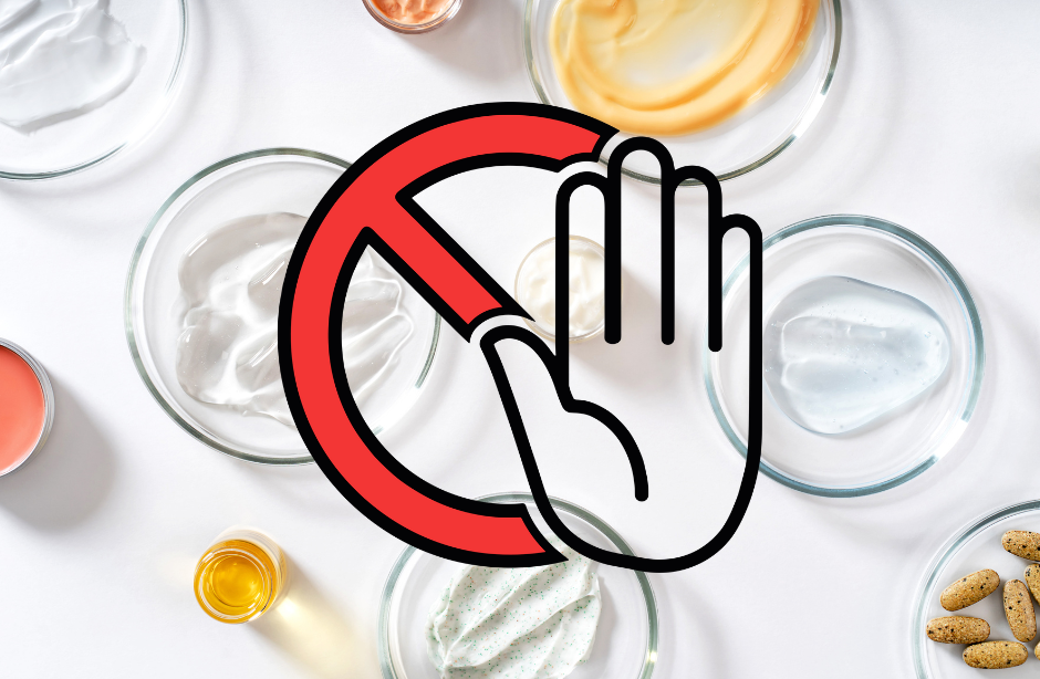 Symbolische Darstellung regulierter kosmetischer Inhaltsstoffe, verschiedene Texturen und Formulierungen mit Verbotszeichen vor hellem Hintergrund.