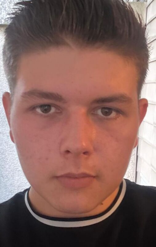 Anton nach der regelmäßigen Anwendung des Face Zinc Balm Stick mit sichtbar ruhigerem Hautbild