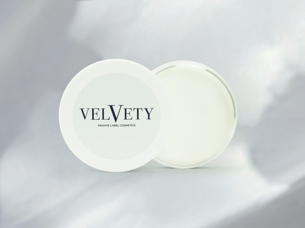 Geöffnete Deo Creme von Velvety in weißem Tiegel.