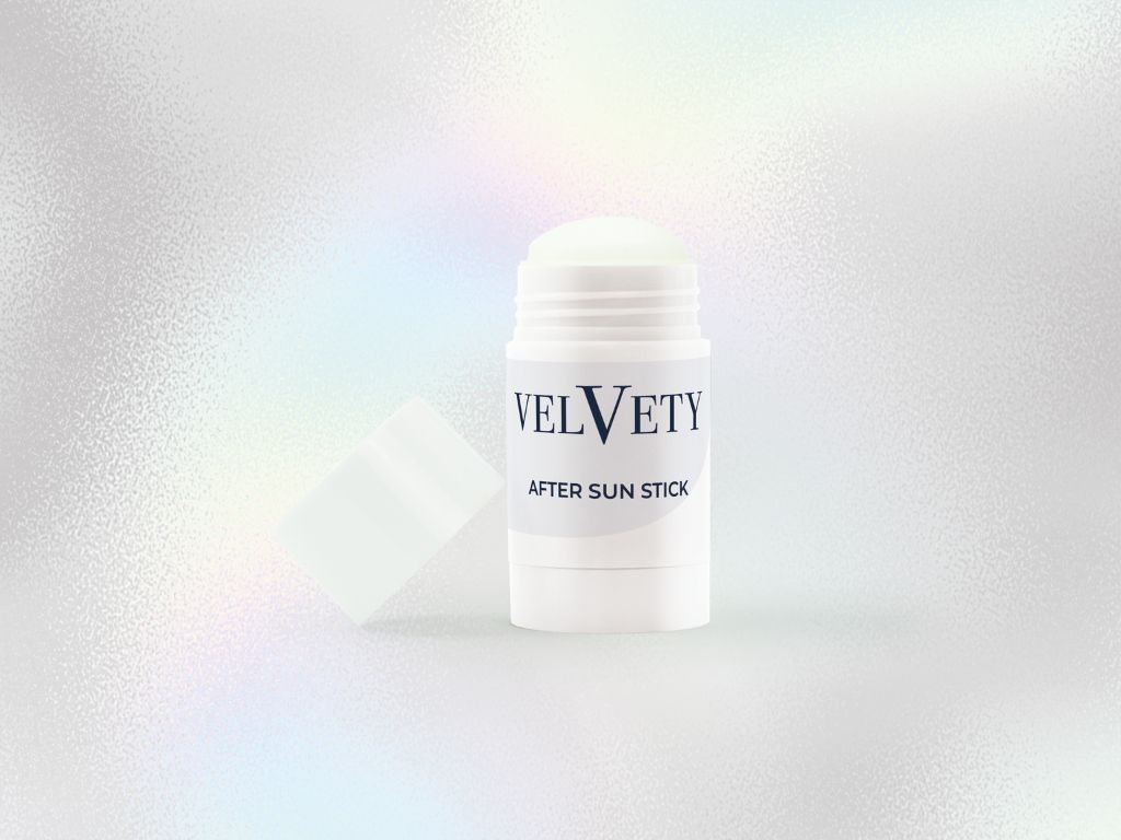 Geöffneter Private Label After Sun Stick von Velvety mit weißer Verpackung.