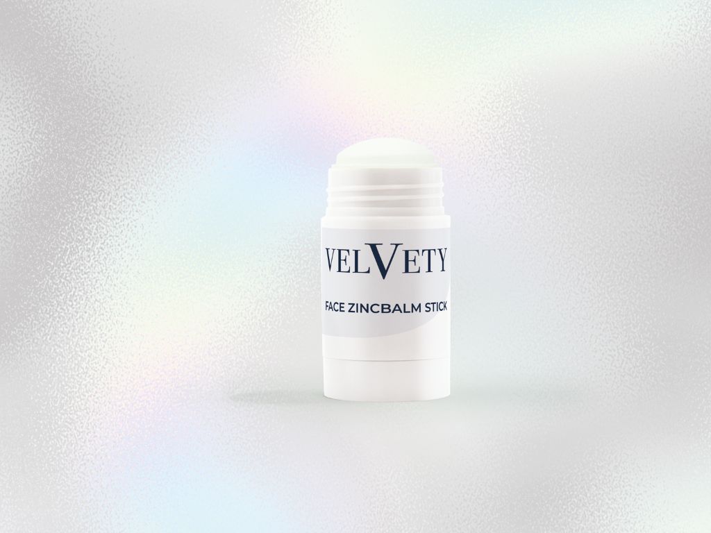 Geöffneter Face Zinc Balm Stick von Velvety in weißer Verpackung.
