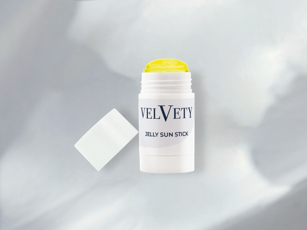 Geöffneter Jelly Sun Stick von Velvety mit gelber Gel Textur.