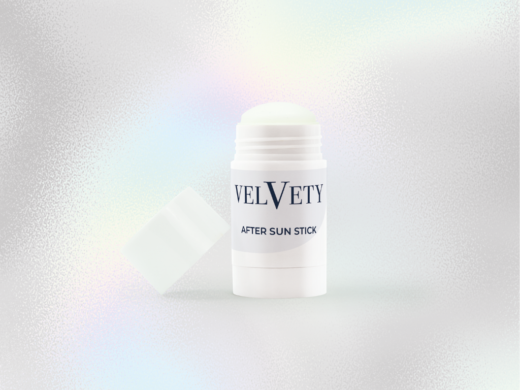 Geöffneter Velvety After Sun Stick in weißer Verpackung mit danebenliegendem Deckel.