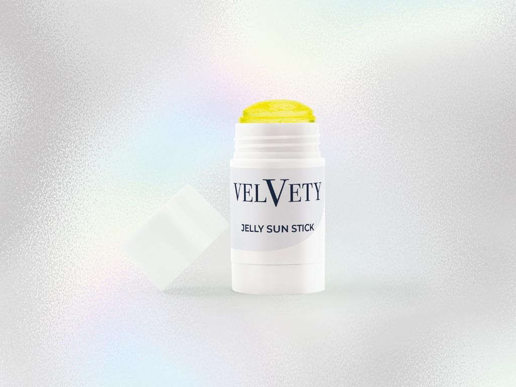 Geöffneter Velvety Jelly Sun Stick mit gelber Textur in weißer Verpackung.